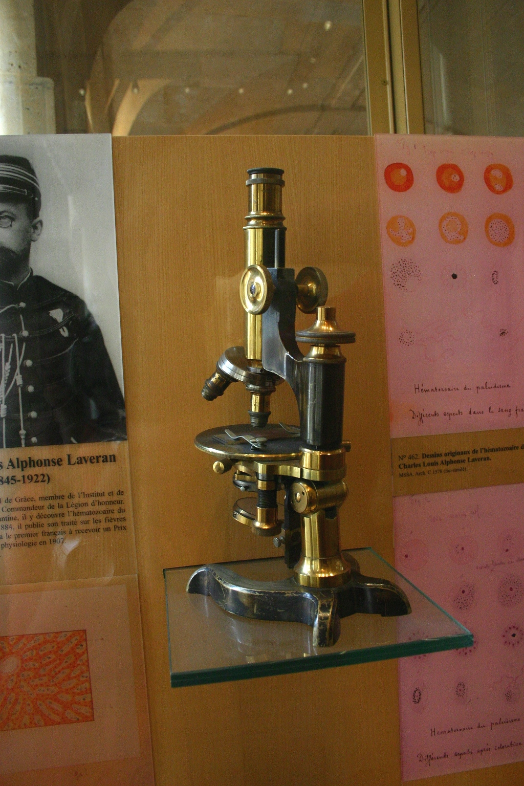 Alphonse Laveran's microscope and surgical instruments, Val-de-Grâce, Paris - 01.JPG